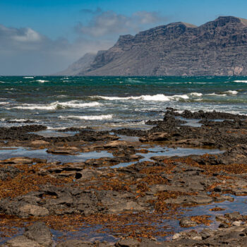 Caleta de Famara: Un Destino Imperdible en Lanzarote