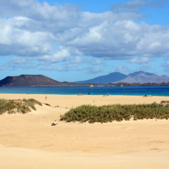 Guía Completa de Corralejo, Fuerteventura: Playas, Aventura y Vida Nocturna en el Norte de la Isla