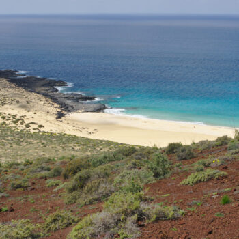 Playas Nudistas en Lanzarote: Un Paraíso Natural para los Amantes del Naturismo