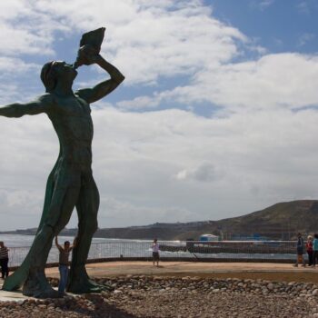 Playa de La Laja, Gran Canaria: Naturaleza y Deporte a las Puertas de la Ciudad