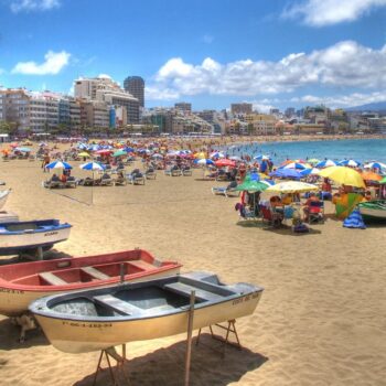 Playa de Las Canteras, Gran Canaria: Un Paraíso en el Atlántico