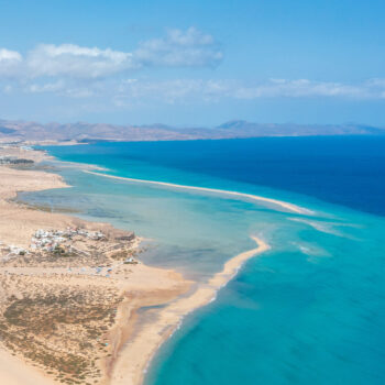 Playa de Sotavento, Fuerteventura: Un Paraíso para los Amantes del Viento y el Mar